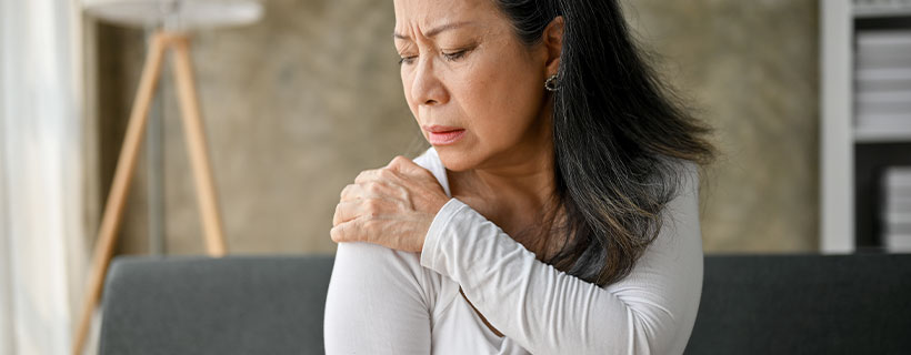 patient needing shoulder tendinopathy treatment in Marlton